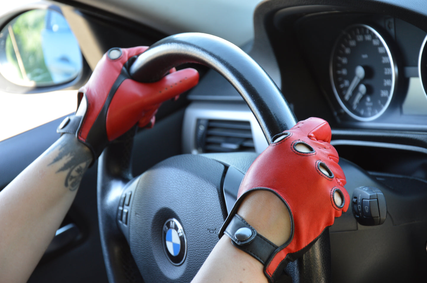 Women's driving gloves back palms and red top lambskin