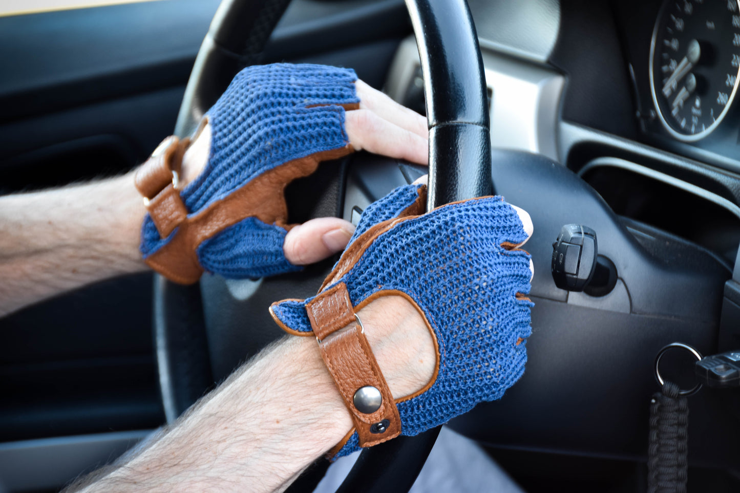 Men's peccary crochet fingerless leather gloves cognac blue
